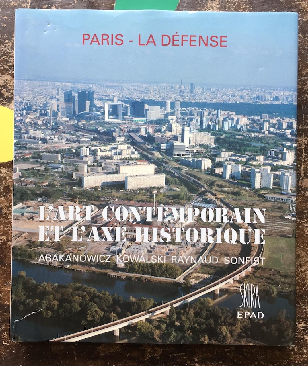 Paris - La Défense.  L'art contemporain et l'art historique